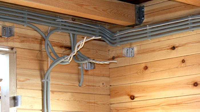 Как поменять проводку в деревянном доме?
